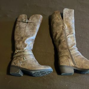 Ladies knew high boots